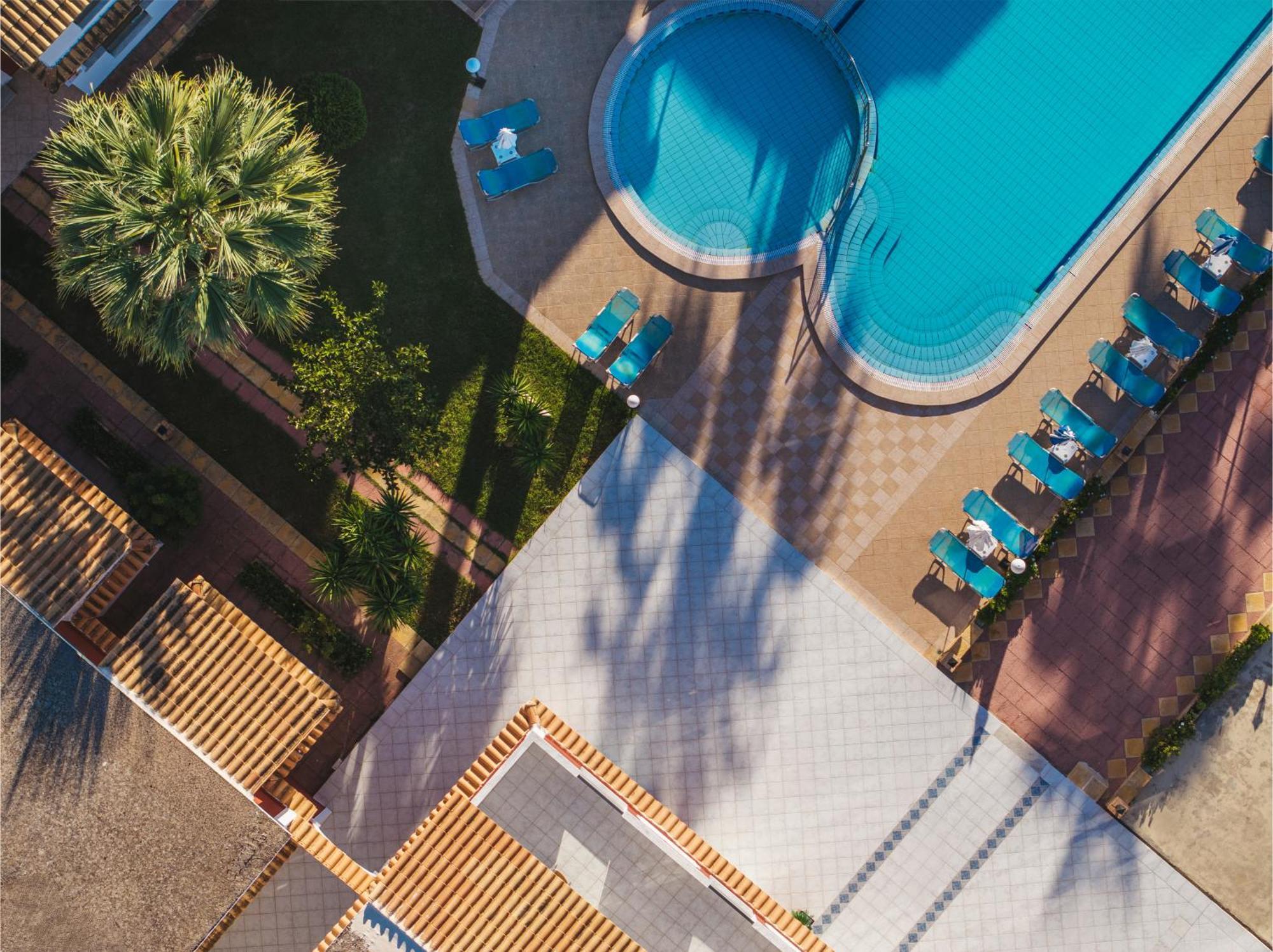 Yakinthos Hotel