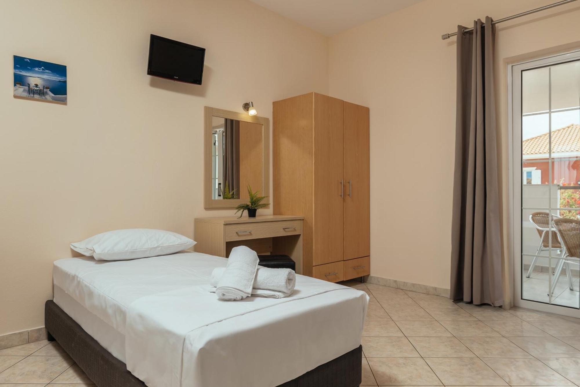 Yakinthos Hotel 3*